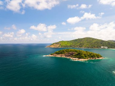 Drone Manzarası Phuket Tayland 'da yüksek mevsimde güzel bulutlar mavi gökyüzü