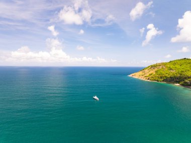 Drone Manzarası Phuket Tayland 'da yüksek mevsimde güzel bulutlar mavi gökyüzü