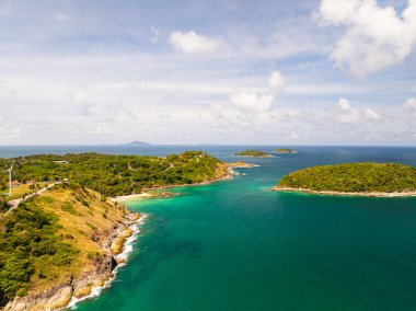 Drone Manzarası Phuket Tayland 'da yüksek mevsimde güzel bulutlar mavi gökyüzü