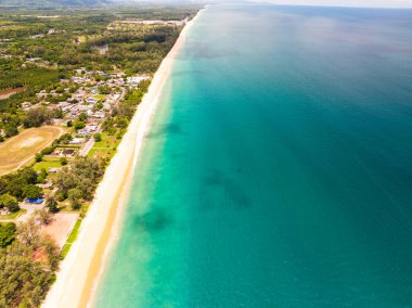 Drone Manzarası Phuket Tayland 'da yüksek mevsimde güzel deniz