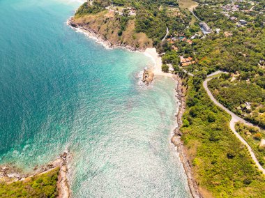 Drone Manzarası Phuket Tayland 'da yüksek mevsimde güzel deniz