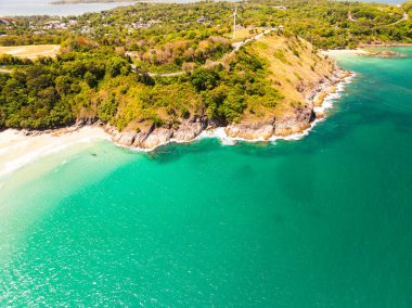 Drone Manzarası Phuket Tayland 'da yüksek mevsimde güzel deniz