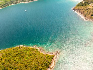 Drone Manzarası Phuket Tayland 'da yüksek mevsimde güzel deniz