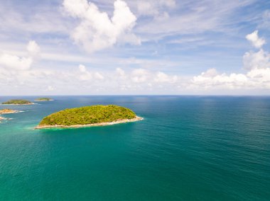 Drone Manzarası Phuket Tayland 'da yüksek mevsimde güzel bulutlar mavi gökyüzü
