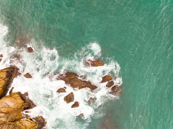 Phuket Tayland 'da deniz manzarası yaz mevsiminde deniz manzarası, doğa ortamı ve seyahat arka planı.
