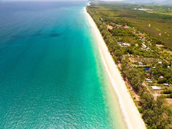 Drone Manzarası Phuket Tayland 'da yüksek mevsimde güzel deniz