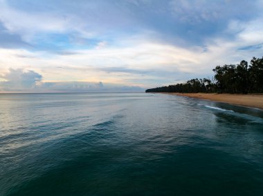 Günbatımı gökyüzü, Doğa güzel Gün batımı ya da deniz üzerinde gün doğumu, renkli dramatik manzara gökyüzü, inanılmaz bulutlar ve günbatımı gökyüzü ışığı arkaplanı