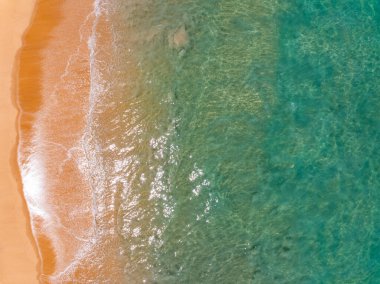 Güneşli yaz günü arka planında güzel deniz plajı ve dalga dokusu, Phuket Tayland, Top view plajı.
