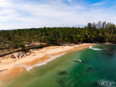 Doğa manzaralı Phuket Tayland 'da deniz üzerindeki güzel bulutlar.