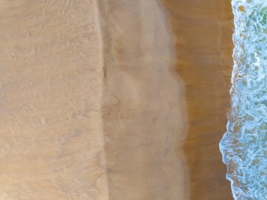 Güneşli yaz günü arka planında güzel deniz plajı ve dalga dokusu, Phuket Tayland, Top view plajı.