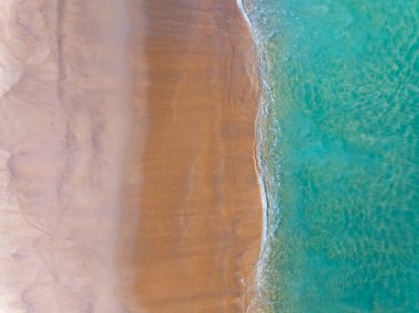 Güneşli yaz günü arka planında güzel deniz plajı ve dalga dokusu, Phuket Tayland, Top view plajı.