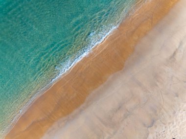 Güneşli yaz günü arka planında güzel deniz plajı ve dalga dokusu, Phuket Tayland, Top view plajı.