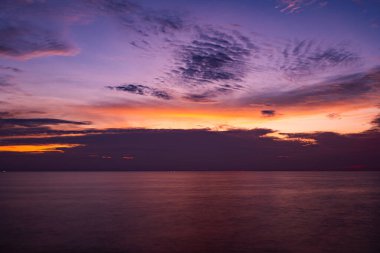 Günbatımı gökyüzü, Doğa güzel Gün batımı ya da deniz üzerinde gün doğumu, renkli dramatik manzara gökyüzü, inanılmaz bulutlar ve günbatımı gökyüzü ışığı arkaplanı