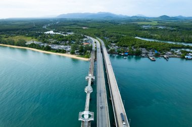 Sarasin Köprüsü karayolu taşımacılığı kavramının hava görüntüsü Phang Nga ve Phuket adası Tayland arasında köprü iş ve ulaşım alanında en önemli olanıdır.