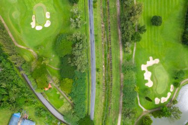 Güzel golf sahası Yüksek açı görünümü havadan görünümü drone atış