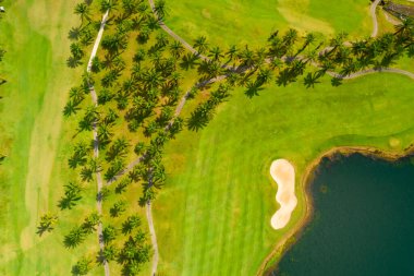 Güzel golf sahası Yüksek açı görünümü havadan görünümü drone atış