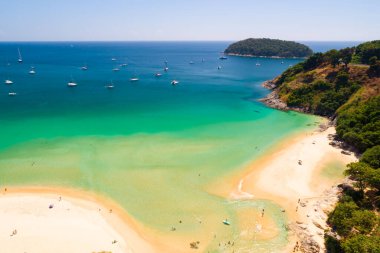 Güneşli yaz günü arka planında güzel deniz plajı ve dalga dokusu, Phuket Tayland, Top view plajı.