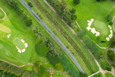 Güzel golf sahası Yüksek açı görünümü havadan görünümü drone atış