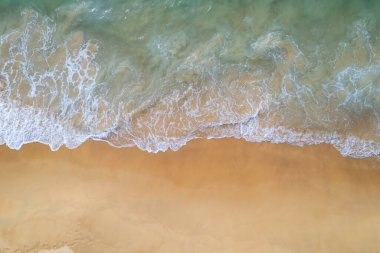 Güneşli yaz günü arka planında güzel deniz plajı ve dalga dokusu, Phuket Tayland, Top view plajı.