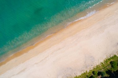 Güneşli yaz günü arka planında güzel deniz plajı ve dalga dokusu, Phuket Tayland, Top view plajı.
