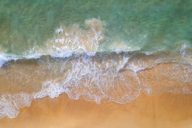 Güneşli yaz günü arka planında güzel deniz plajı ve dalga dokusu, Phuket Tayland, Top view plajı.