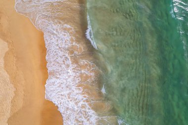 Güneşli yaz günü arka planında güzel deniz plajı ve dalga dokusu, Phuket Tayland, Top view plajı.
