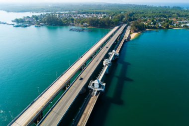 Sarasin Köprüsü karayolu taşımacılığı kavramının hava görüntüsü Phang Nga ve Phuket adası Tayland arasında köprü iş ve ulaşım alanında en önemli olanıdır.