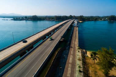 Sarasin Köprüsü karayolu taşımacılığı kavramının hava görüntüsü Phang Nga ve Phuket adası Tayland arasında köprü iş ve ulaşım alanında en önemli olanıdır.