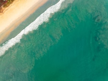 Yaz gününde güzel deniz güzel hava güneşli gökyüzü manzarası, yüksek açı okyanus arka planı