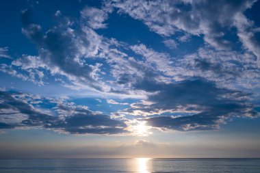 Günbatımı gökyüzü, Doğa güzel Gün batımı ya da deniz üzerinde gün doğumu, renkli dramatik manzara gökyüzü, inanılmaz bulutlar ve günbatımı gökyüzü ışığı arkaplanı