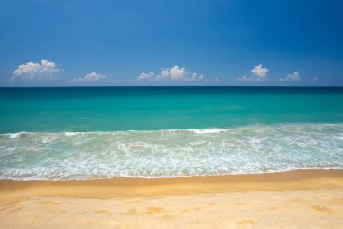 Phuket Adası Tayland 'da yaz mevsiminde güzel bir deniz manzarası.