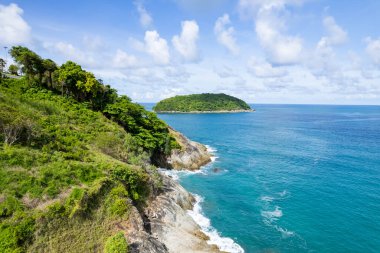 Phuket Adası Tayland 'da yaz mevsiminde güzel bir sahil manzarası.