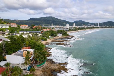 Phuket Adası Tayland 'da yaz mevsiminde güzel bir sahil manzarası.