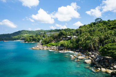 Phuket Adası Tayland 'da yaz mevsiminde güzel bir sahil manzarası.