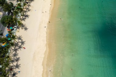 Phuket Adası Tayland 'da yaz mevsiminde güzel bir deniz manzarası.