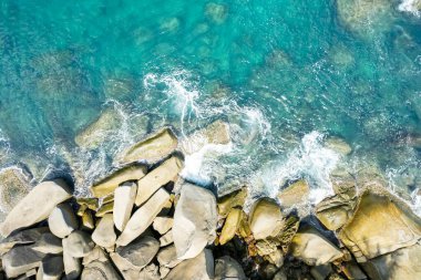 Phuket Adası Tayland 'da yaz mevsiminde güzel bir sahil manzarası.