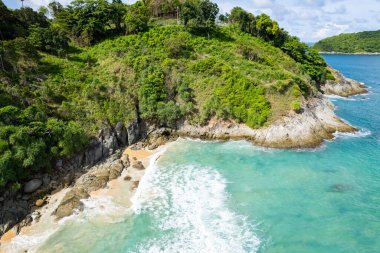 Phuket Adası Tayland 'da yaz mevsiminde güzel bir sahil manzarası.