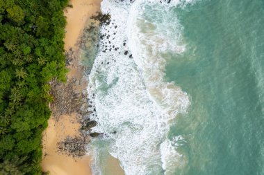 Phuket Adası Tayland 'da yaz mevsiminde güzel bir sahil manzarası.