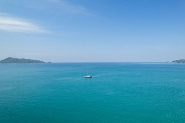 Phuket Adası Tayland 'da yaz mevsiminde güzel bir deniz manzarası.