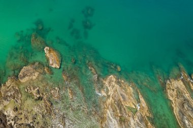 Phuket Adası Tayland 'da yaz mevsiminde güzel bir sahil manzarası.