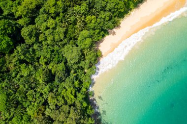 Phuket Adası Tayland 'da yaz mevsiminde güzel bir sahil manzarası.