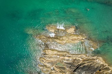 Phuket Adası Tayland 'da yaz mevsiminde güzel bir sahil manzarası.