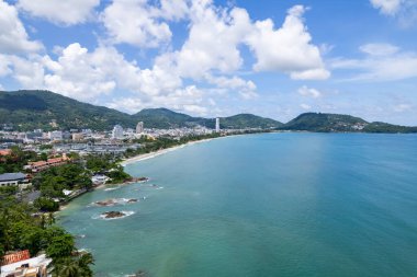 Phuket Adası Tayland 'da yaz mevsiminde güzel bir sahil manzarası.