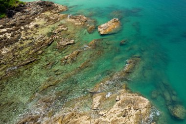 Phuket Adası Tayland 'da yaz mevsiminde güzel bir sahil manzarası.