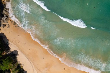 Phuket Adası Tayland 'da yaz mevsiminde güzel bir sahil manzarası.