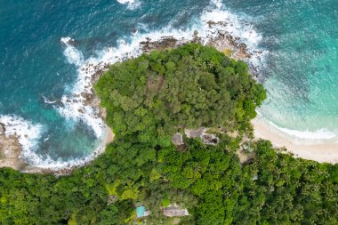 Phuket Adası Tayland 'da yaz mevsiminde güzel bir sahil manzarası.