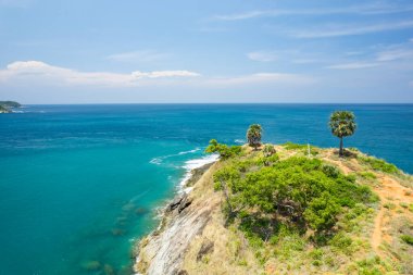Phuket Adası Tayland 'da yaz mevsiminde güzel bir sahil manzarası.