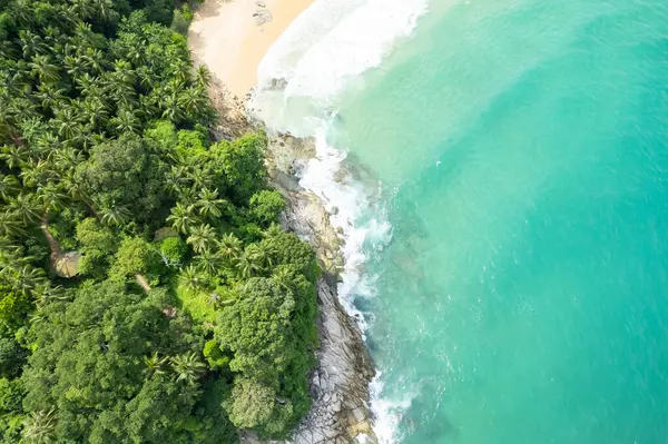 Phuket Adası Tayland 'da yaz mevsiminde güzel bir sahil manzarası.