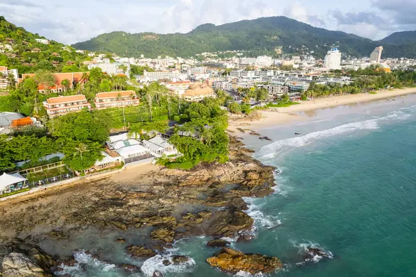 Phuket Adası Tayland 'da yaz mevsiminde güzel bir sahil manzarası.