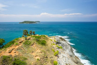Phuket Adası Tayland 'da yaz mevsiminde güzel bir sahil manzarası.